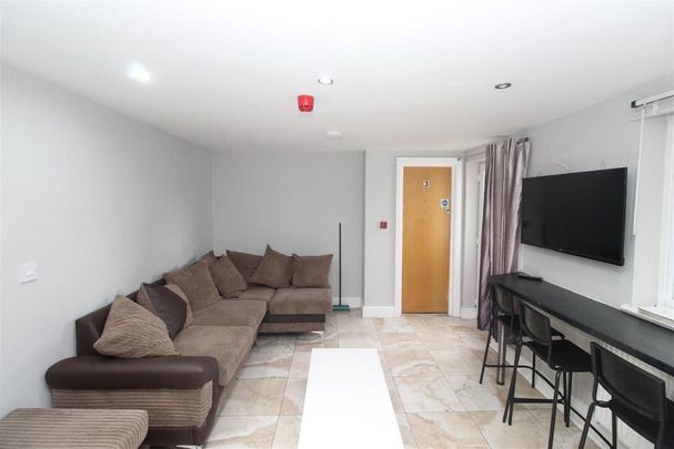 8 bedroom house to rent - Photo 1