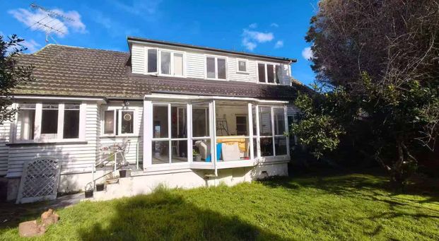 Epsom, 5 bedrooms - Photo 1