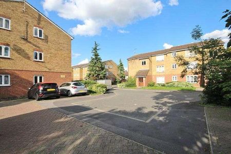 Frazer Close, Romford, Essex, RM1 - Photo 5