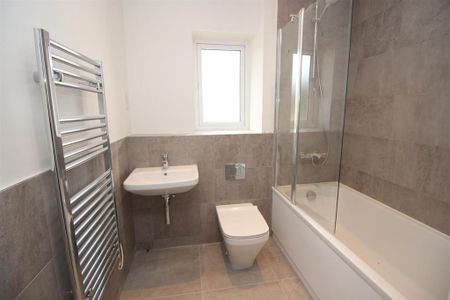 2 bedroom flat to rent - Photo 2