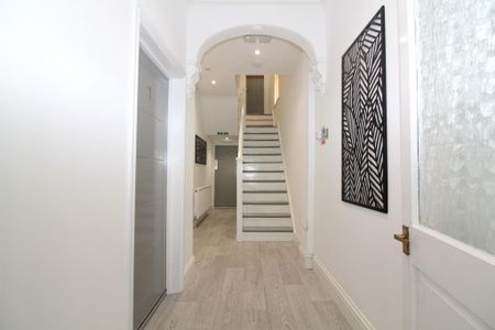 1 bedroom in a house share to rent - Photo 2