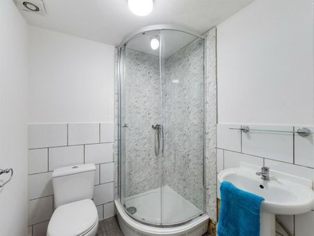 4 bedroom flat to rent - Photo 3