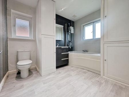 4 bedroom House To Let - Photo 5