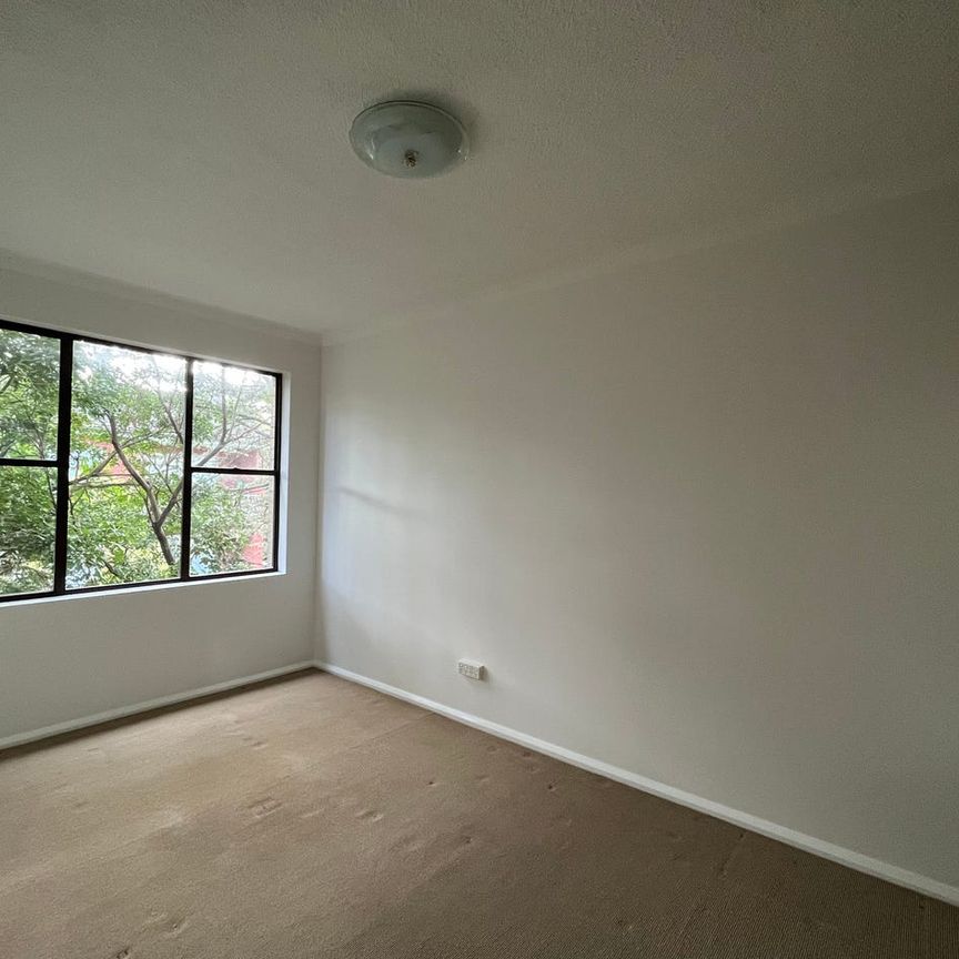 LIGHT-FILLED AND SPACIOUS 2-BEDROOM APARTMENT - Photo 1