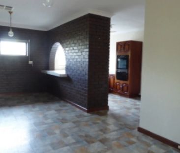 Lovely three bedroom home in the heart of West Lakes Shore - Photo 1