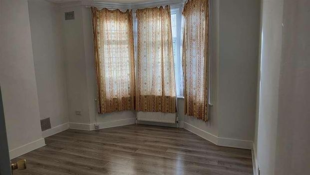 Beachcroft Avenue, Southall, UB1 - Photo 1