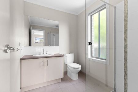 Immaculate Four-Bedroom Home in Prime Lyndhurst Location! - Photo 4