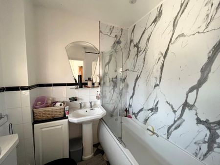 2 bedroom semi-detached house to rent - Photo 2