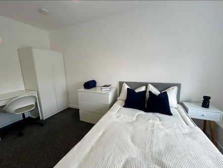 3 bedroom flat to rent - Photo 4