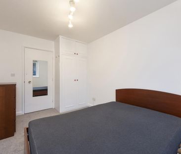 3 bedroom flat to rent - Photo 4
