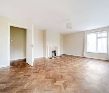 Five-bedroom family home in Netley Abbey. - Photo 1