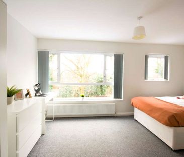 Sociable & spacious property with six ensuites, lounge and garden - Photo 4