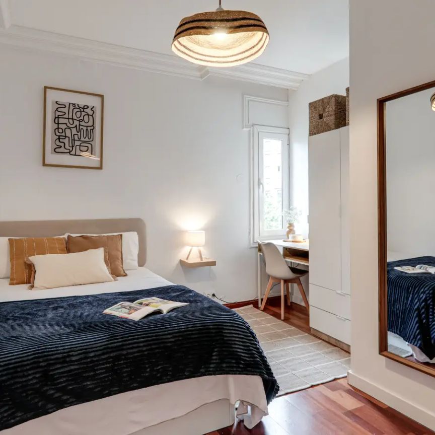 Room in a shared 10-bedroom apartment for rent in la Dreta de l'Eixample perfect for professionals. - Foto 1