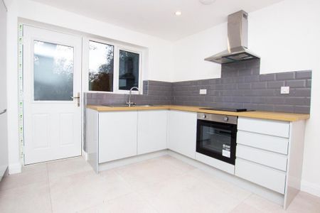2 bedroom semi-detached house to rent - Photo 4