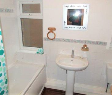 3 bedroom flat to rent - Photo 4