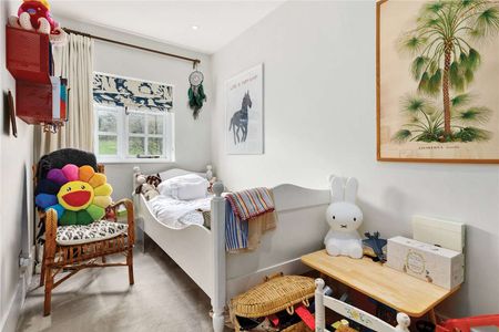 A charming cottage home in an idyllic farm setting. - Photo 4