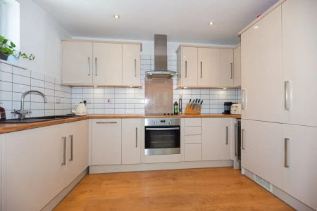 2 bedroom flat in London - Photo 4