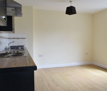 Two Bedroom Flat- Walk to Kings Chase Shopping Centre - Photo 4