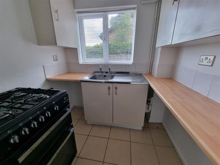 Bryn Nant, CAERPHILLY - Photo 4