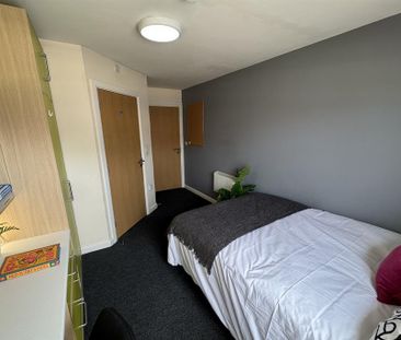 1 bedroom in a flat share to rent - Photo 3