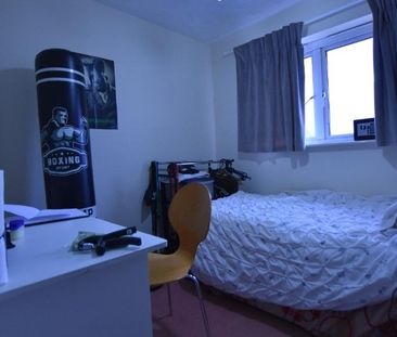 3 bedroom end of terrace house to rent - Photo 4