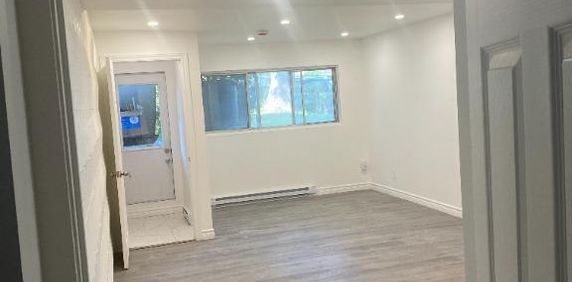 Luxueux 3 ½ Neuf à Louer – Anjou – Avec Stationnement Privé - Photo 2