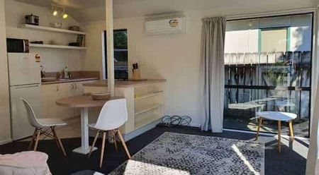 Sunny, fully-furnished 1-bdrm in Northland - Photo 4