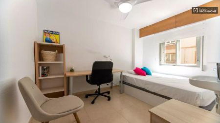 Single Bed in Rooms for rent in 5-bedroom apartment in Albors - Photo 2