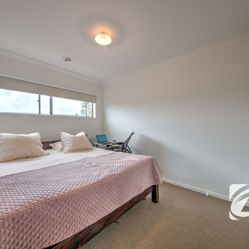 FAMILY LIVING IN SOUGHT AFTER CAVERSHAM WATERS ESTATE - Photo 1