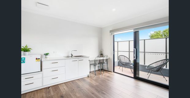 Bright & Fully furnished studio with all bills included! - Photo 1