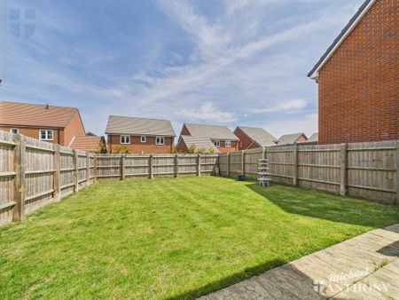 3 bedroom semi-detached house to rent - Photo 5