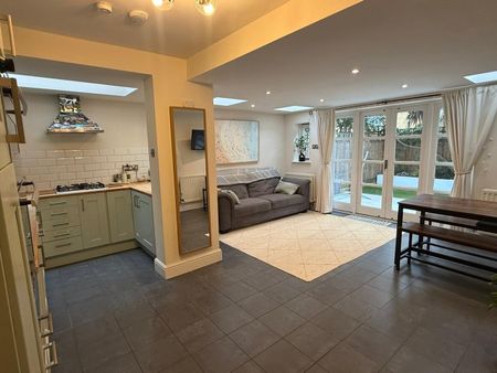 2 Bed Flat, Comyn Road, SW11 - Photo 3