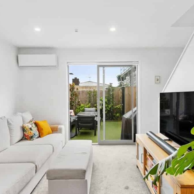 Modern 2 bed Gem! - Photo 1
