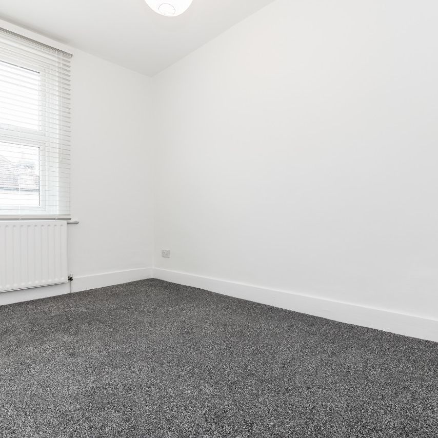 Three Bedroom Flat to Rent in Charlton - Photo 1