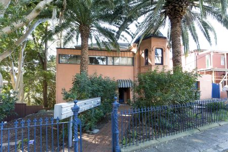 Dog friendly studio apartment with water views - Photo 4