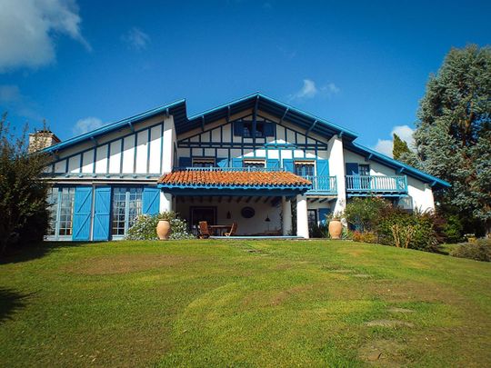 Maison à louer à proximité de Biarritz, sur parc arboré avec piscine, terrain de football et boulodrome. - Photo 1