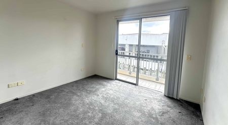 Modern Apartment in the Heart of Flat Bush - Photo 5