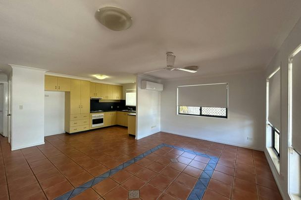 Spacious 2 Bedroom unit with a low maintenance yard! - Photo 1