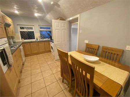 2 bedroom ground floor flat to rent - Photo 4