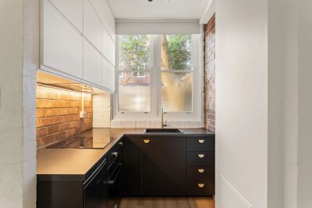 Recently Renovated Art Deco One-Bedroom Apartment - Photo 5