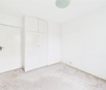 3 bedroom Bungalow in Barkham Road, Wokingham - Photo 3