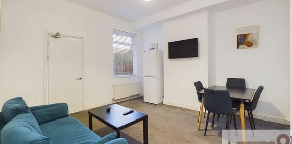 Lincoln Street Room 2 - Photo 2