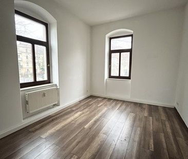 Aktuelle Renovierung einer schönen 2-Zimmer-Wohnung mit Einbauküche... - Foto 1