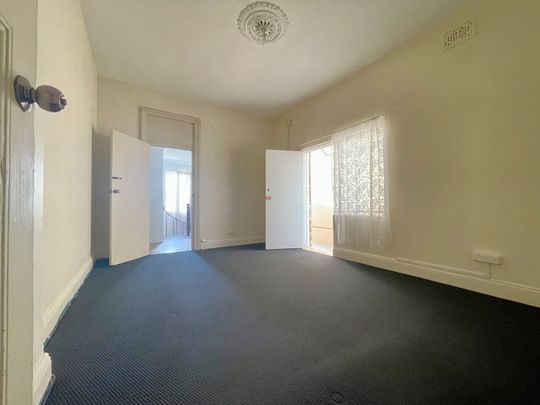 Oversized neat and tidy 2-bedroom shop top flat - Photo 1