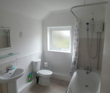 Terraced House to rent on - Photo 6