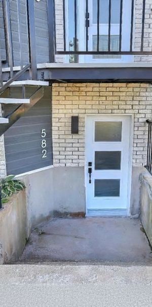 À LOUER Grand 4 1/2 Rénové à Neuf - Photo 1