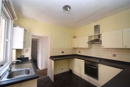 3 bed apartment to rent in Avenue Victoria, Scarborough, YO11 - Photo 2