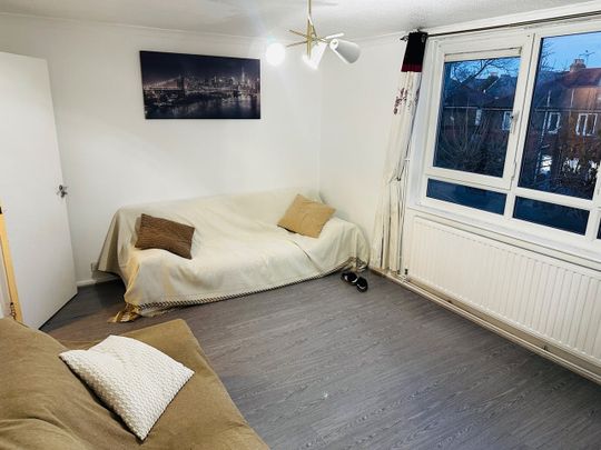 2 Bed Terraced House, Lyneham Walk, E5 - Photo 1