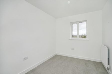 4 bedroom semi-detached house to rent - Photo 3