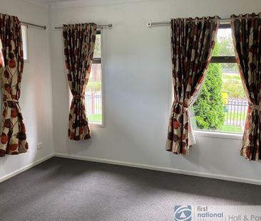 18 Olive Grove, Officer - Photo 3